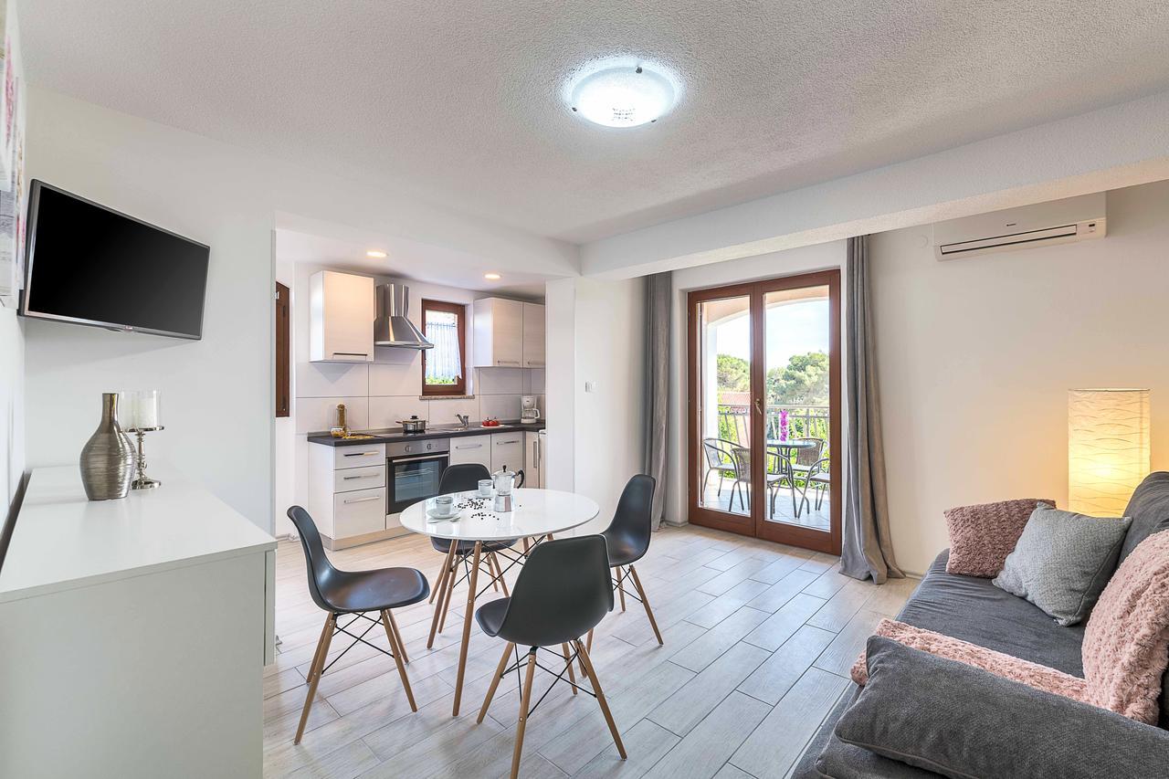 Apartments Villa Tre Marie 로비니 외부 사진